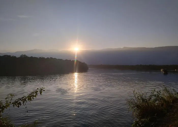 Apto 4 min apenas da Praia da Enseada e da Balsa com acesso à Prainha Branca, Excelente localização no Centro de Bertioga, vaga de garagem, área de churrasqueira, ar condicionado, secador de cabelo, wifi e Netflix, também ao lado do Rio para pescar