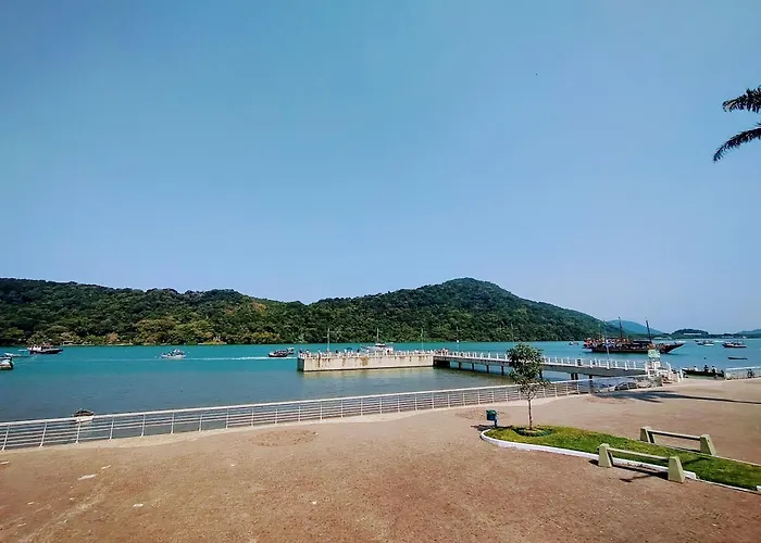Apto no centro com vista para o rio, próx a praia e balsa, vaga de garagem, ar-condicionado, self check-in , para até 8 pessoas Bertioga